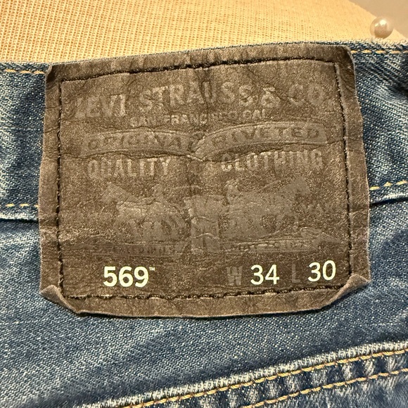 Levi's Relaxed Fit Medium Blue Jeans - Picture 2 of 7